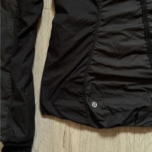 lululemon athletica Black light rain running Jacket with thumb holes